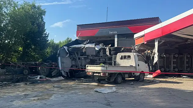 Akaryakıt istasyonunda dehşet: Kontrolden çıkan tır markete daldı, 1 ölü, 2 yaralı