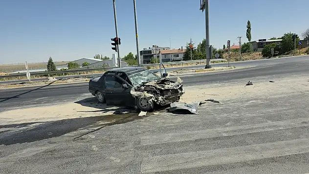 Aksaray - Konya yolunda can pazarı: Otomobil vinçle çarpıştı! Yaralılar var