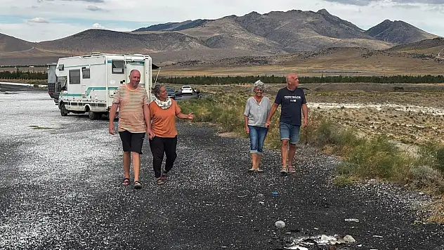Alman turistler Karapınar'da... Kamp yapıp gözleme yediler
