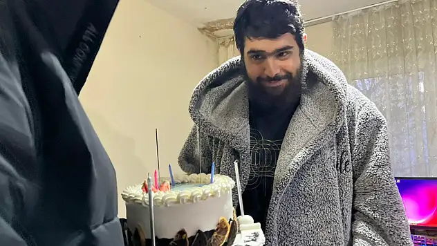 Bağımlı genç yeni yaşına bilgisayar başında girdi