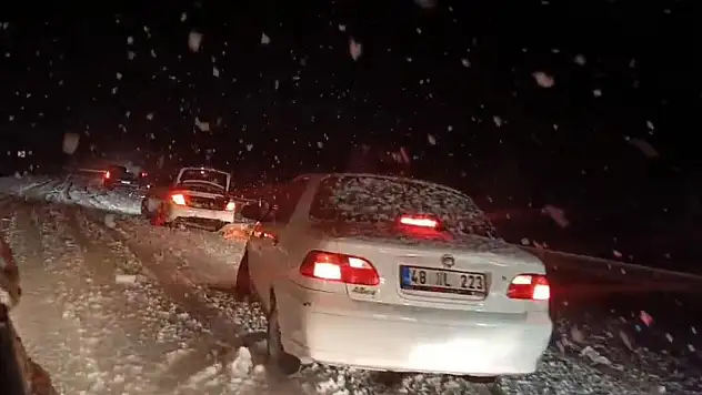 Baharda lapa lapa kar: Araçlar yolda kaldı