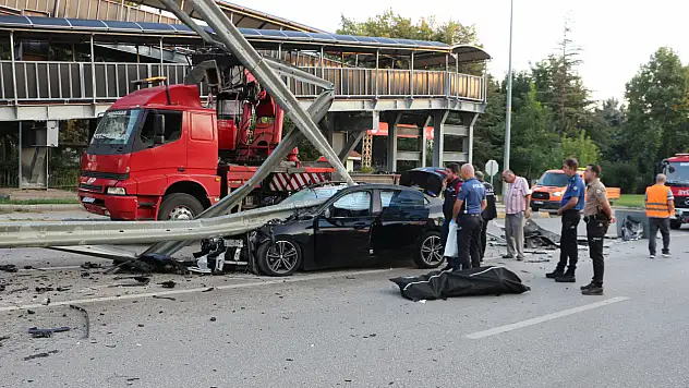 Bariyerlere çarpan otomobil ikiye bölündü, sürücü hayatını kaybetti