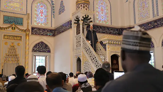 Bayram namazı 3 kez kılındı