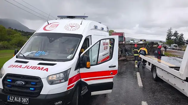 Konya'da minibüs devrildi: Sürücü araçta sıkıştı
