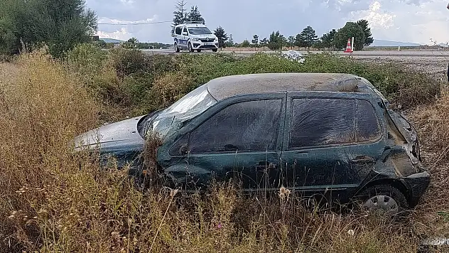 Beyşehir'de kayganlaşan yolda otomobil şarampole devrildi