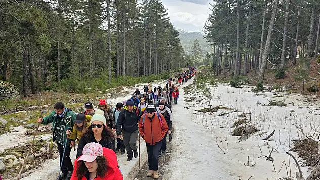 Beyşehir'de rekor katılım: 422 doğasever Anamas Dağı'nın eteklerinde buluştu