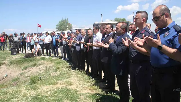 Beyşehir Gölü'nde 3 aylık hasret bitti: Sazan ve levrek avı için ilk ağlar suya bırakıldı