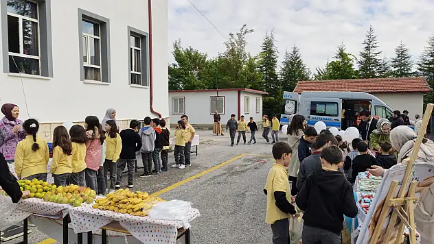 Bozkır'da öğrencilere diş fırçası, macun ve meyve hediye edildi