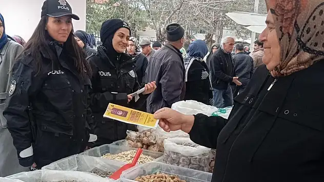 Bozkır'da polisten pazar yerinde KADES mesaisi: Kadınlara 'şiddete dur' eğitimi
