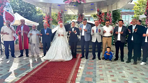 Bulut ve Tekelioğlu ailelerinin mutlu günü