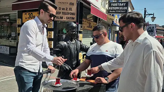 Çay dağıtımına yetişemeyince 'cincır' ile servise başladı