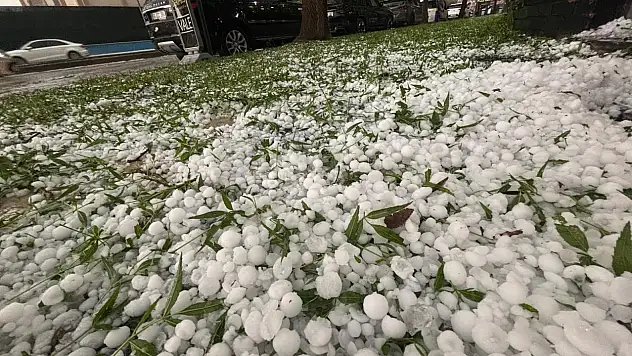 Ceviz büyüklüğünde dolu yağdı