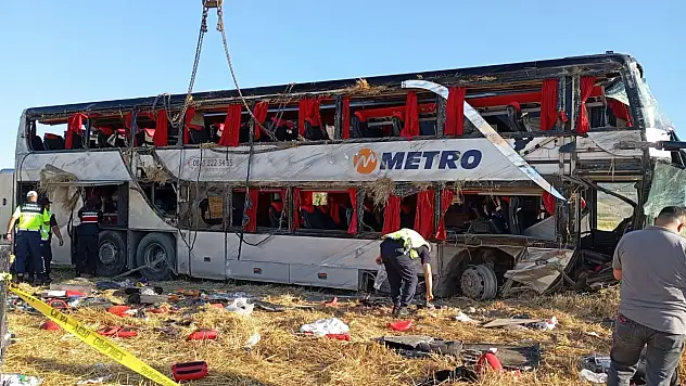 Çift katlı yolcu otobüsü devrildi, 46 yaralı