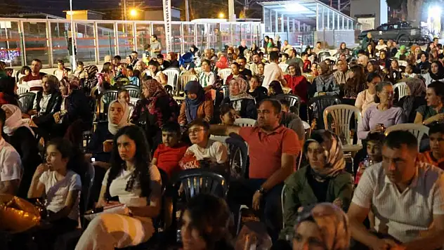 Çumra'da açık hava sineması keyfi: 'Sinema Yollarda' ilçeyi bir araya getirdi