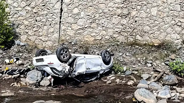 Dereye düşen araçta 2 kadın hayatını kaybetti