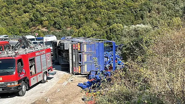 Domates yüklü kamyon devrildi: 1 ölü, 1 yaralı