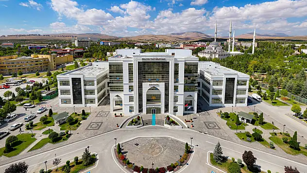 'Dünyanın En Etkili Bilim İnsanları' listesine Selçuk'tan 23 akademisyen