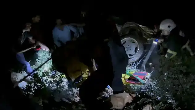 Ermenek'te otomobil 30 metrelik uçuruma yuvarlandı: 2 ağır yaralı
