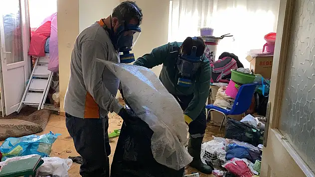 Evden 7 kamyonet çöp çıktı