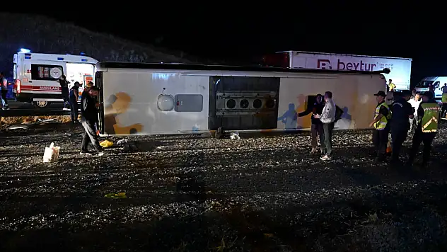 Gece yarısı devrilen yolcu otobüsünde 40 kişi yaralandı