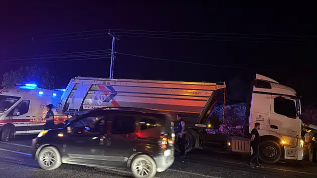 Gecenin acı haberi... Otomobil ile kamyon çarpıştı: 2 ölü, 6 yaralı