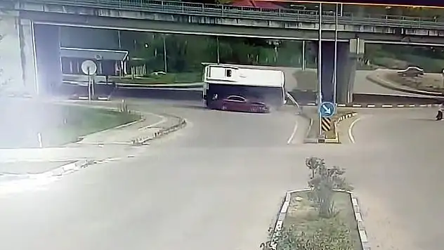 Halk otobüsünün devrildiği dehşet anları kamerada: 44 yaralı