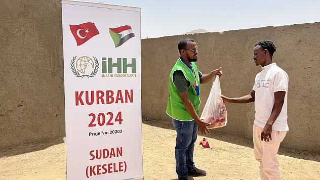 İHH sınırları ve engelleri aşıyor: Elektriksiz çadırlara kurban eti konserveyle ulaştırılacak