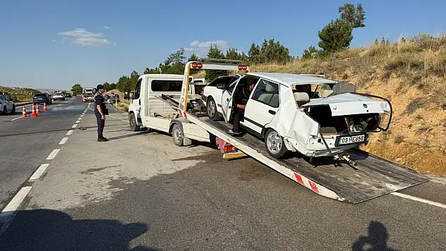 İki otomobil çarpıştı: 1 ölü, 7 yaralı