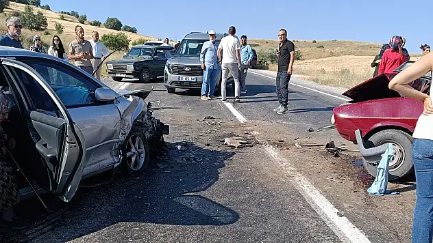 İki otomobil kafa kafaya çarpıştı: 1 ölü, 6 yaralı