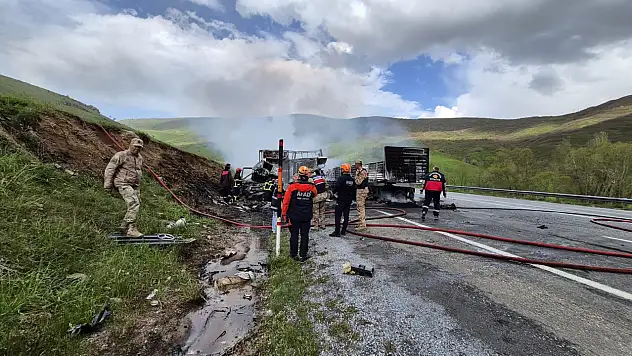 İki tır kafa kafaya çarpıştı: Alev topuna dönen araçlarda 2 sürücü can verdi