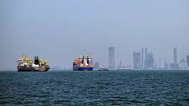 İran Hürmüz Boğazı'nı kapattı mı? Yeni geçiş kuralları açıklandı