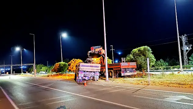 İş makinesiyle çarpışan motosikletli genç öldü