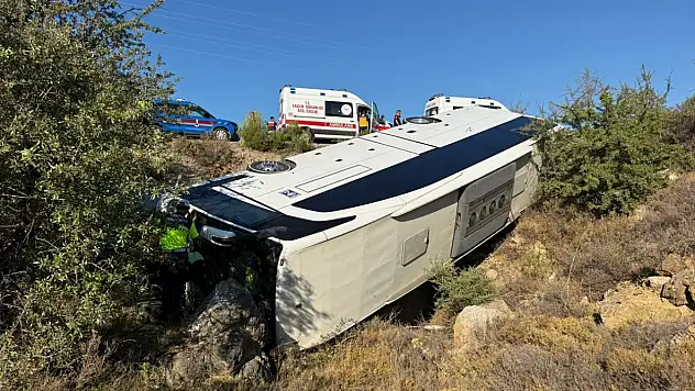 İzmir'de otobüs ile otomobil çarpıştı: 2 ölü, 1 yaralı