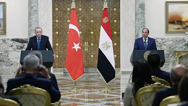 Kahire'den tarihi çağrı: Sisi, Türkiye ile sürdürülebilir çözümün formülünü açıkladı