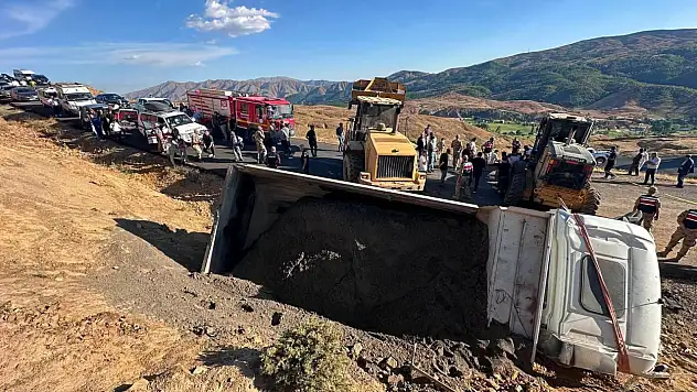 Kamyon devrildi: 1 ölü, 1 yaralı