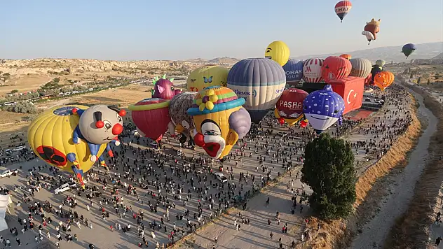 Kapadokya semaları renklendi