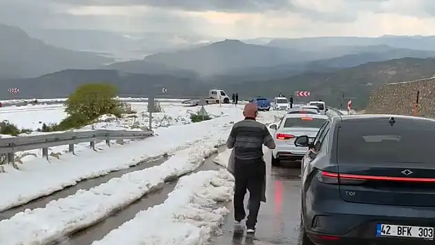 Karaman'da son dakika: Başyayla-Ermenek yolunda 10 santimetrelik dolu birikintisi trafiği durdurdu