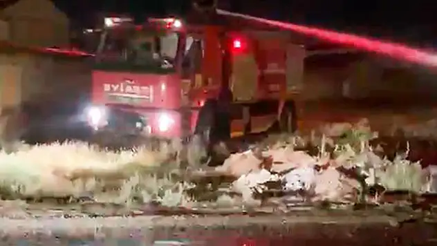 Karapınar'daki ot yangını mahalleliyi sokağa döktü