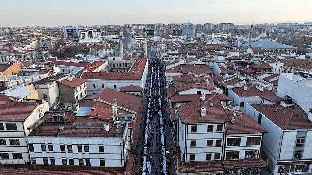 Karatay'da binlerce kişi aynı sofrada: Aziziye Camii önünde kardeşlik iftarı