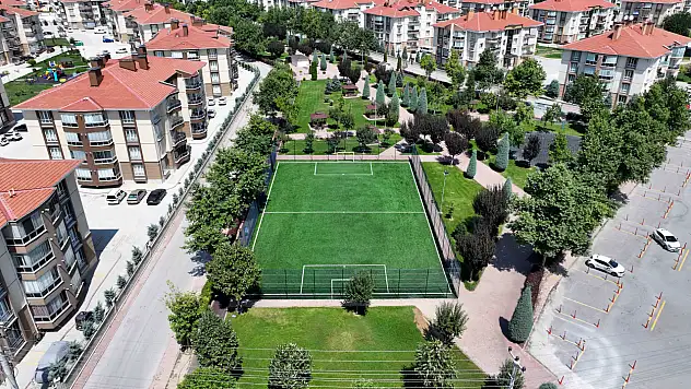Karatay'da gençliğe ve spora büyük yatırım: 14 halı sahada çalışma yürütülüyor
