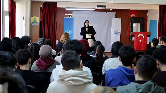 Karataylı gençler geleceğe hazırlanıyor: Liselerde kariyer günleri başladı