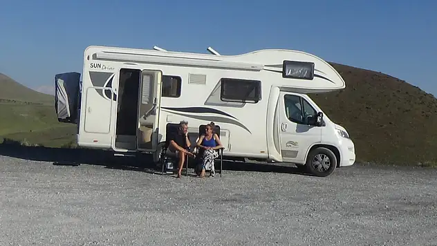 Karavanla dünyayı gezen aile Konya'nın iki doğa harikasına hayran kaldı