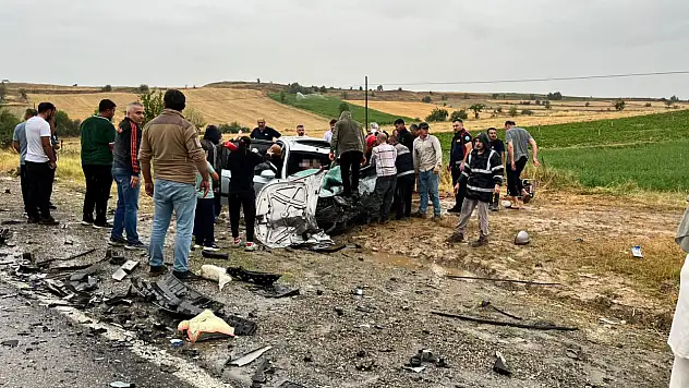 Karşı şeride geçen kamyonet facia saçtı, 1 ölü, 5 yaralı!