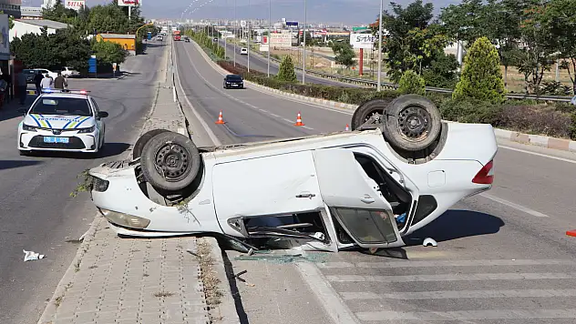 Karşı şeride geçerek takla atan otomobildeki aynı aileden 5 kişi yaralandı