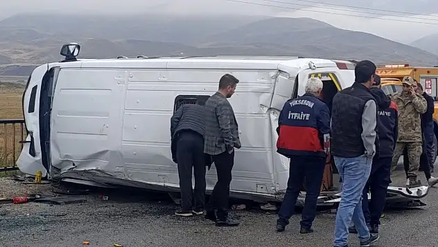 Kayganlaşan yolda devrilen okul servisinde 10 öğrenci yaralandı
