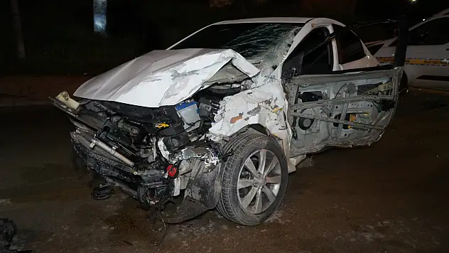 Kontrolden çıkan otomobil çekiciye çarptı, sürücü hayatını kaybetti