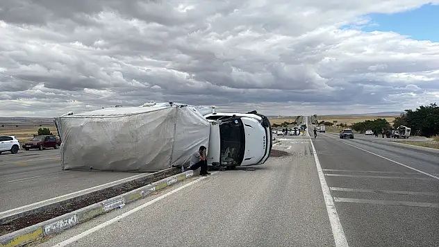 Konya-Ankara yolunda kaza: Devrilen kamyonetten sağ çıktılar