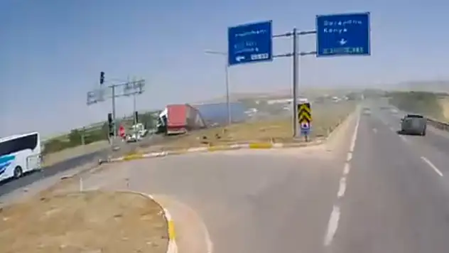 Konya'da 1 kişinin öldüğü, 10 kişinin yaralandığı kazanın dehşet anları kamerada