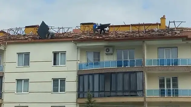Konya'da 4 katlı apartmanda faciaya davetiye: Ne kemer taktı ne baret!