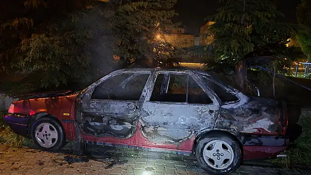 Konya'da araç yangını: Park halindeki otomobil alev alev yandı